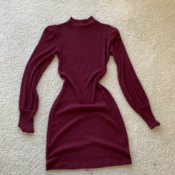 Garage Burgendy Form fitted dress!